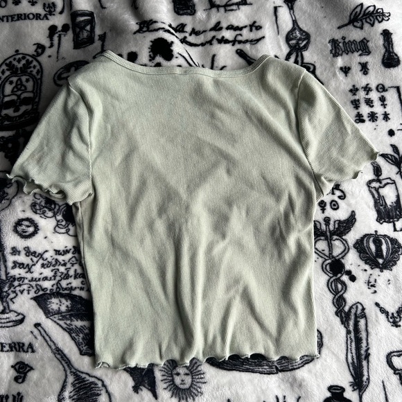 Cutesy crop top! 🎀 - Picture 2 of 3